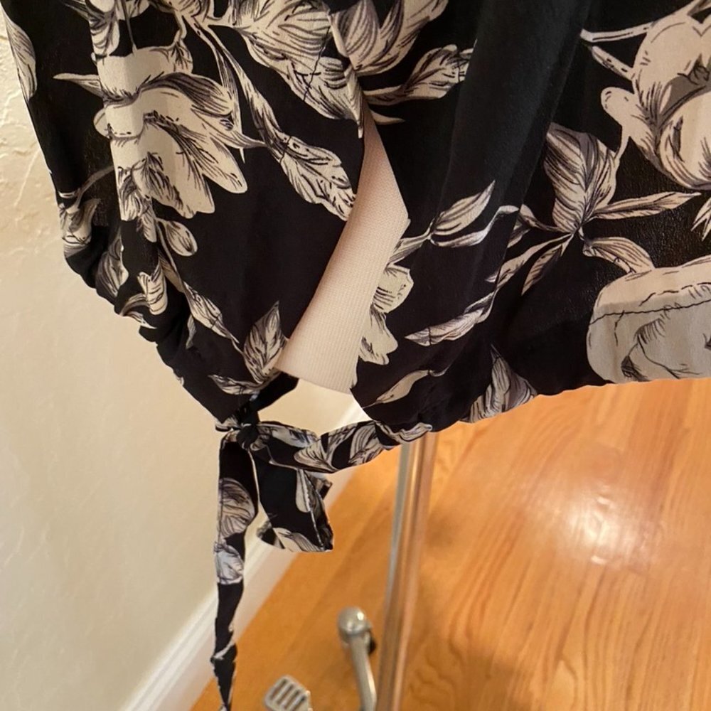 Black and white floral drawstring hem top 1X - Picture 2 of 6